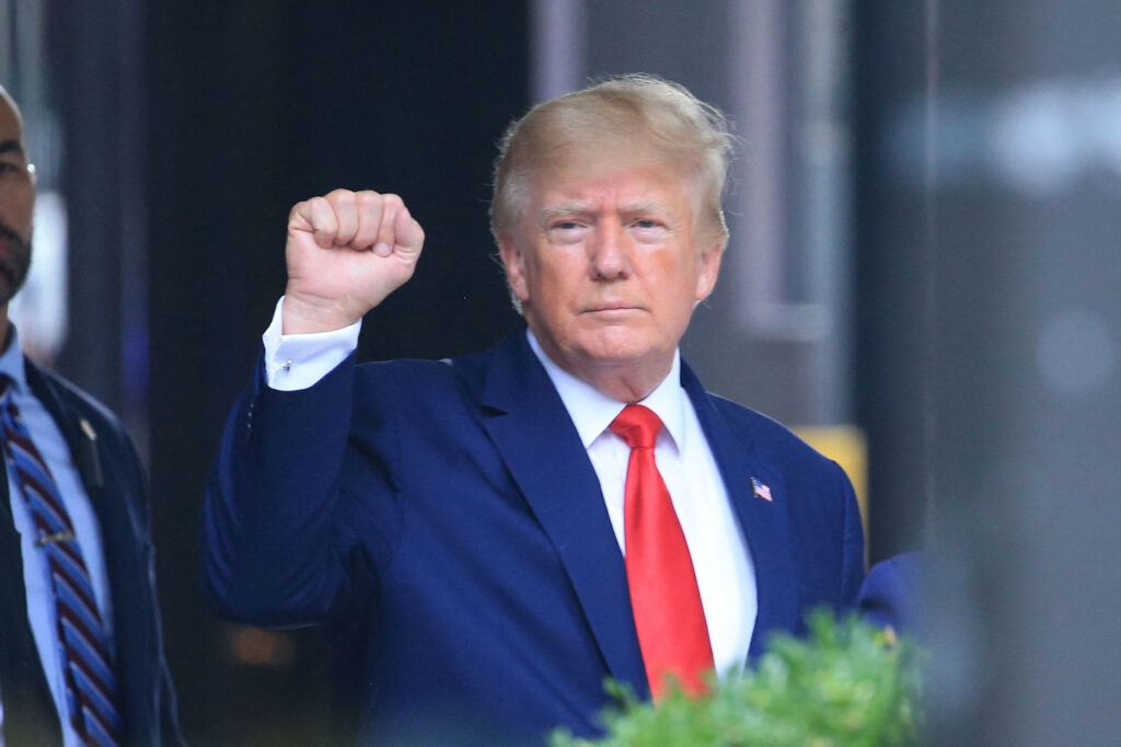 Millones de personas vieron fotos de Trump esposado creadas a partir de inteligencia artificial
