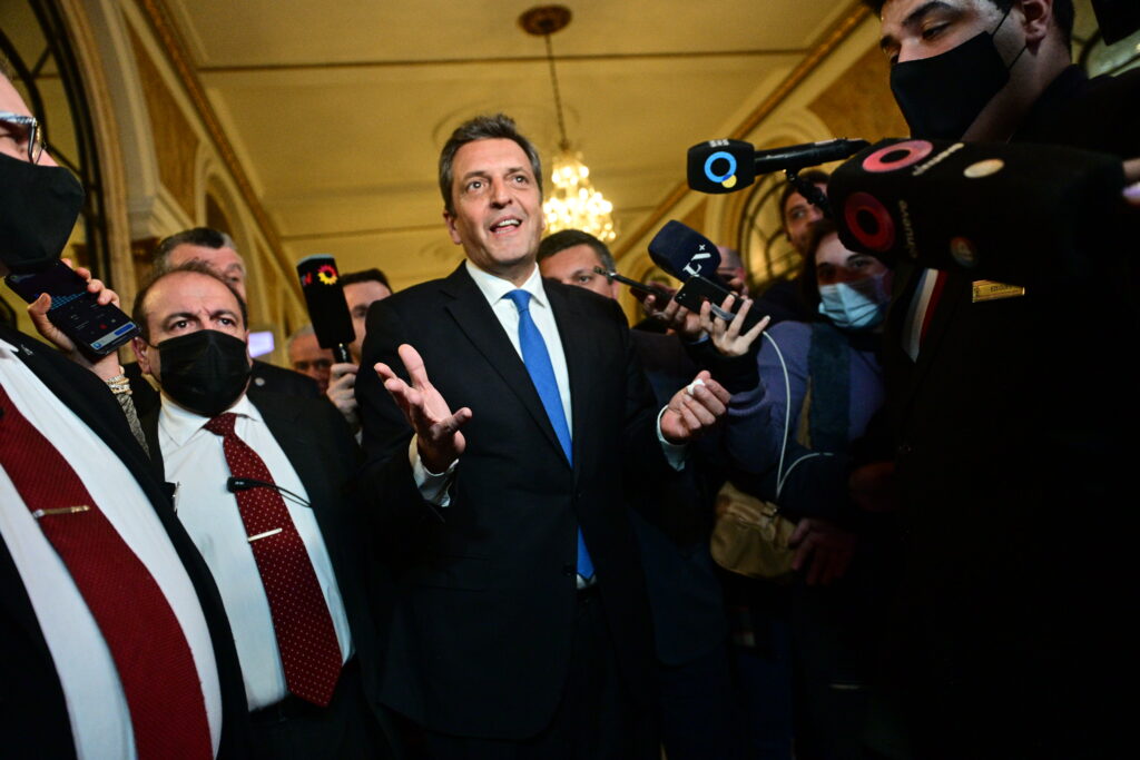 Massa inició el ajuste con recortes por $70.000 millones