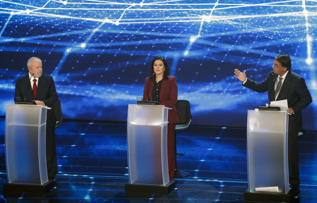 Lula y Bolsonaro protagonizaron un tenso debate por la campaña presidencial en Brasil