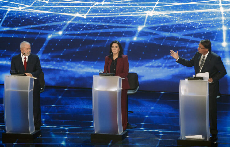 Brazilian presidential candidates (L to R) Luiz Inacio Lula da Silva (PT), Simone Tebet (MDB), Jair Bolsonaro (PL) take part in the presidential debate ahead of the October 2 general election at Bandeirantes television network in Sao Paulo, Brazil, on August 28, 2022. - Brazil's President Jair Bolsonaro faces his biggest rival for the presidency, popular leftist Luiz Inacio Lula da Silva, after days of uncertainty over whether they would participate. The debate is the first in the campaign calendar and organizers have also invited four other candidates, including former finance minister Ciro Gomes and Senator Simone Tebet. (Photo by Miguel SCHINCARIOL / AFP)