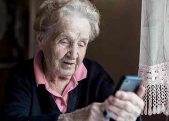 Entre los adultos mayores, 6 de cada 10 no cuentan con asistencia para hacer trámites digitales