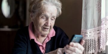Entre los adultos mayores, 6 de cada 10 no cuentan con asistencia para hacer trámites digitales