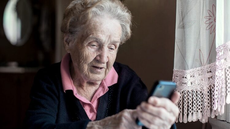 Entre los adultos mayores, 6 de cada 10 no cuentan con asistencia para hacer trámites digitales