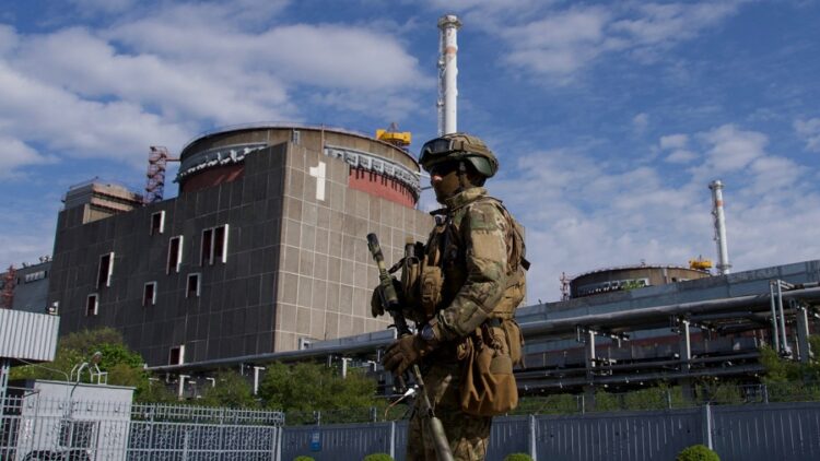 Continua el enfrentamiento entre Rusia y Ucrania con bombardeos cerca de la central nuclear de Zaporiyia