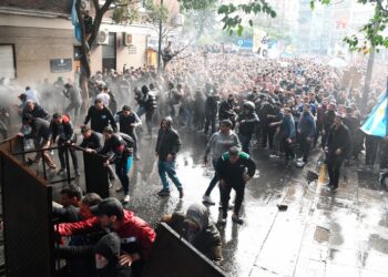 Tensión frente al departamento de Cristina Kirchner: manifestantes derribaron el vallado y la Policía de la Ciudad reprimió