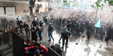 Tensión frente al departamento de Cristina Kirchner: manifestantes derribaron el vallado y la Policía de la Ciudad reprimió