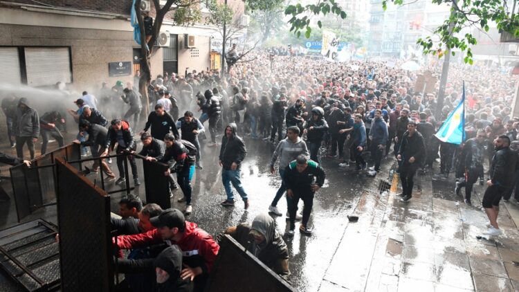 Tensión frente al departamento de Cristina Kirchner: manifestantes derribaron el vallado y la Policía de la Ciudad reprimió