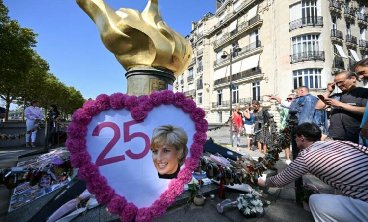 A 25 años de la muerte de Lady Di, Londres y París se llenaron de homenajes