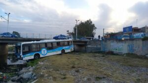 Un colectivo chocó contra un auto en Constanera Norte y terminó sobre el cauce del río Suquía