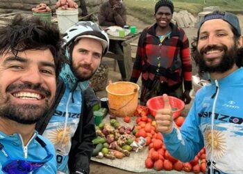 Tres cordobeses unen África y Medio Oriente en bicicleta para alentar a la «Scaloneta» en Qatar