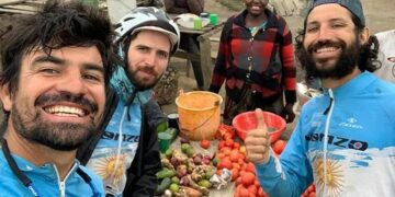 Tres cordobeses unen África y Medio Oriente en bicicleta para alentar a la «Scaloneta» en Qatar