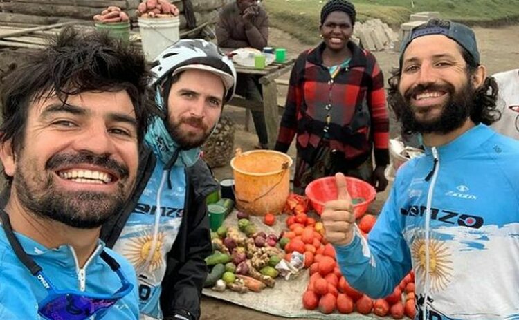 Tres cordobeses unen África y Medio Oriente en bicicleta para alentar a la "Scaloneta" en Qatar