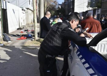 Robó un arma de un auto, comenzó a efectuar disparos al aire y lo detuvieron