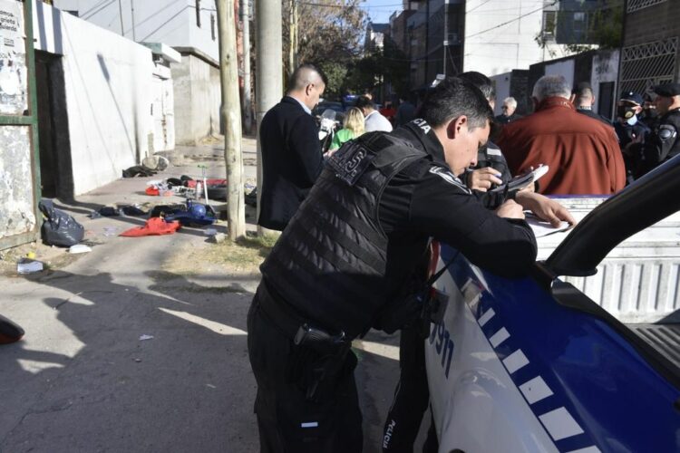 Robó un arma de un auto, comenzó a efectuar disparos al aire y lo detuvieron