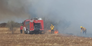 Rehabilitan la ruta E-53 mientras los bomberos aún combaten un incendio