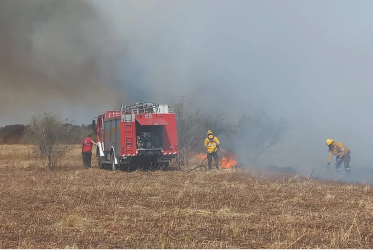 Rehabilitan la ruta E-53 mientras los bomberos aún combaten un incendio