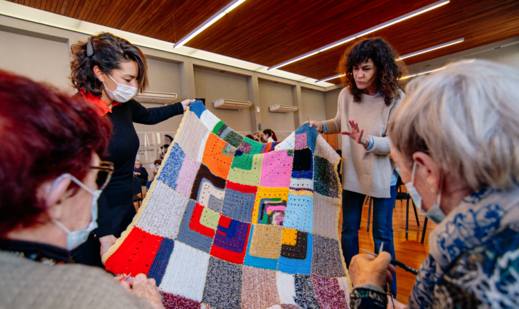 Unas 600 voluntarias participaron en la confección de mantas para la Campaña de Tejido Solidario