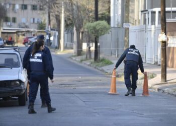 Un agente de la FPA disparó «más de diez tiros» a un ladrón que ingresó a robar su casa