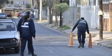 Un agente de la FPA disparó «más de diez tiros» a un ladrón que ingresó a robar su casa