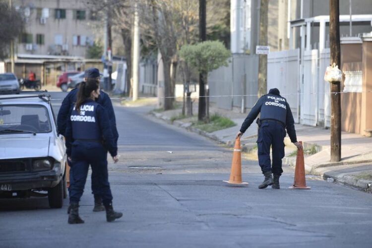 Un agente de la FPA disparó "más de diez tiros" a un ladrón que ingresó a robar su casa