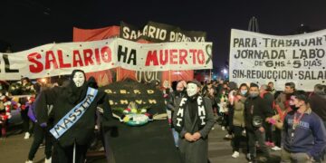 Marchan en el centro de Córdoba en reclamo por el salario mínimo, vital y móvil