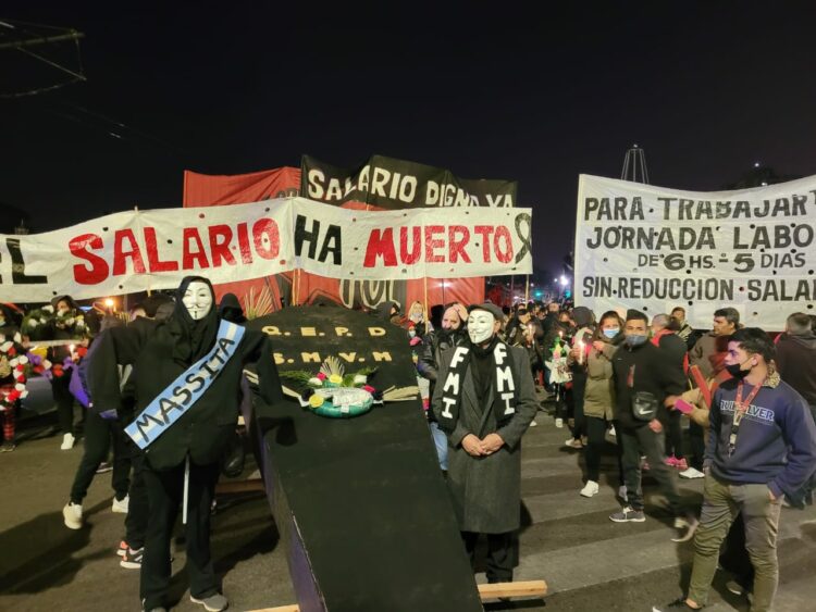 Marchan en el centro de Córdoba en reclamo por el salario mínimo, vital y móvil