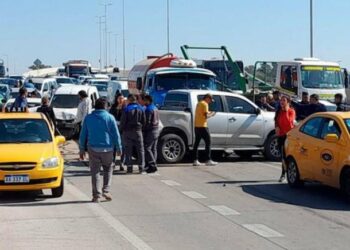 Un camión perdió el control de sus frenos y causó un choque en cadena que involucró a 13 autos