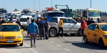 Un camión perdió el control de sus frenos y causó un choque en cadena que involucró a 13 autos