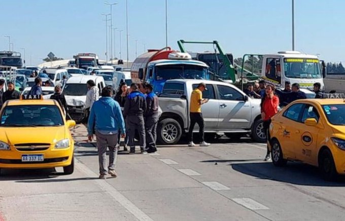 Un camión perdió el control de sus frenos y causó un choque en cadena que involucró a 13 autos