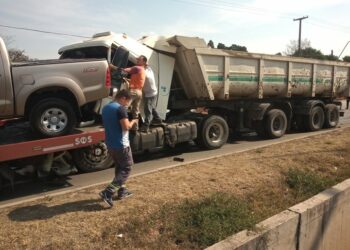Un camión ocasionó un impresionante choque en cadena