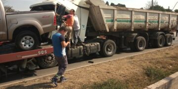 Un camión ocasionó un impresionante choque en cadena