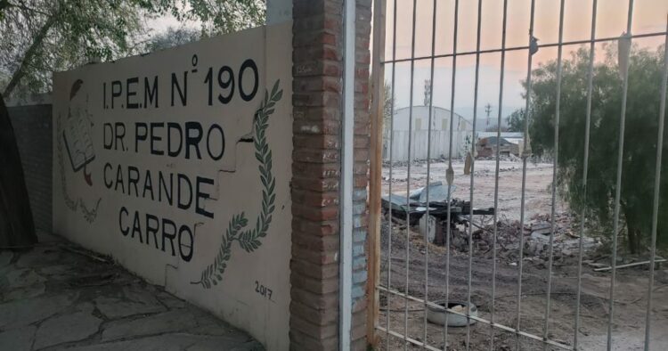 Cuatro mujeres detenidas tras violentar a una alumna en la puerta de la escuela