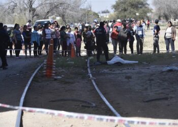 Una mujer que iba con su bebé murió luego de ser atropellada por un tren