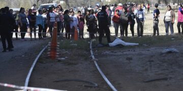 Una mujer que iba con su bebé murió luego de ser atropellada por un tren