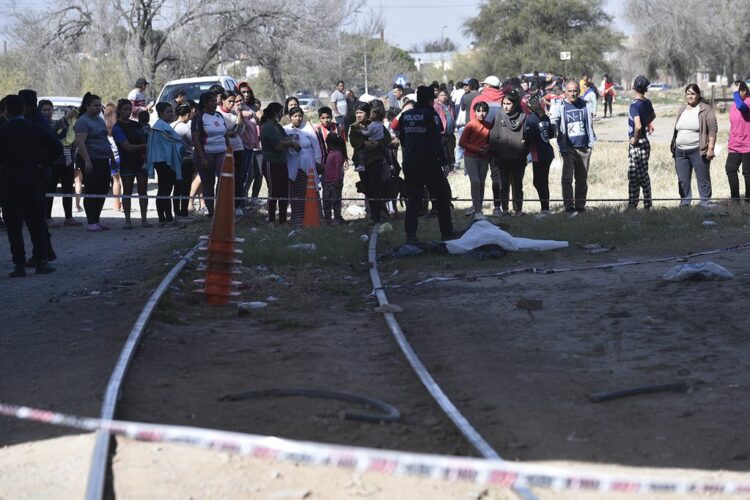 Una mujer que iba con su bebé murió luego de ser atropellada por un tren