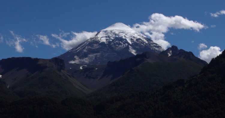 Parques Nacionales declaró al Volcán Lanín sitio sagrado mapuche y abrió una discusión en Neuquén