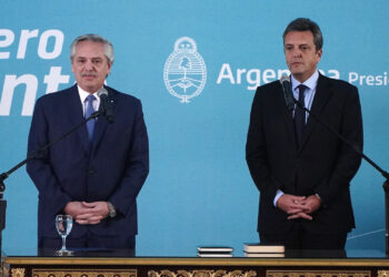 Fernández tomó juramento a Massa como ministro de Economía y destacó su «coraje y vocación»