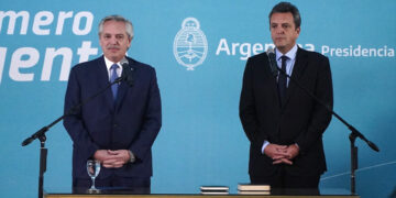 Fernández tomó juramento a Massa como ministro de Economía y destacó su «coraje y vocación»