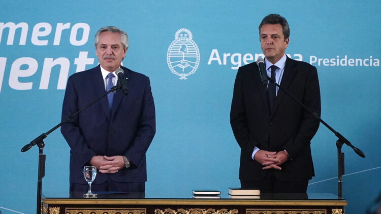 Fernández tomó juramento a Massa como ministro de Economía y destacó su "coraje y vocación"