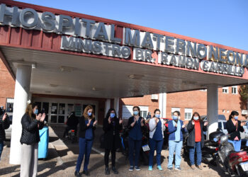 Personal de salud del hospital realizó un “abrazazo” simbólico en solidaridad con el Neonatal