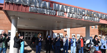 Personal de salud del hospital realizó un “abrazazo” simbólico en solidaridad con el Neonatal