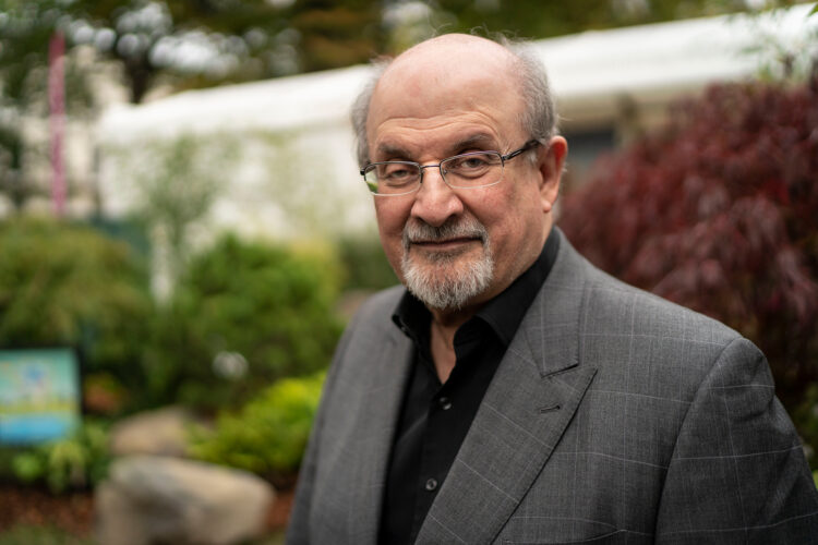 El escritor británico Salman Rushdie se recupera en Pittsburgh.