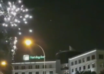 Hinchas de Talleres alborotaron con pirotecnia las inmediaciones del hotel donde se aloja Vélez