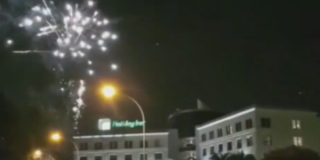 Hinchas de Talleres alborotaron con pirotecnia las inmediaciones del hotel donde se aloja Vélez