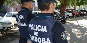 Se hizo pasar por amigo de un peatón para evadir una persecución policial
