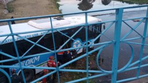 Un colectivo chocó contra un auto en Constanera Norte y terminó sobre el cauce del río Suquía