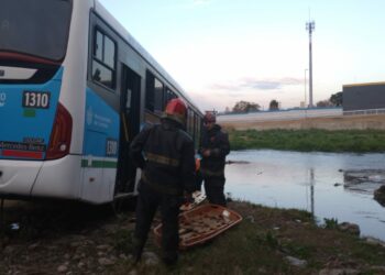 Un colectivo chocó contra un auto en Constanera Norte y terminó sobre el cauce del río Suquía