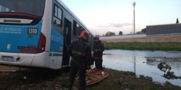 Un colectivo chocó contra un auto en Constanera Norte y terminó sobre el cauce del río Suquía
