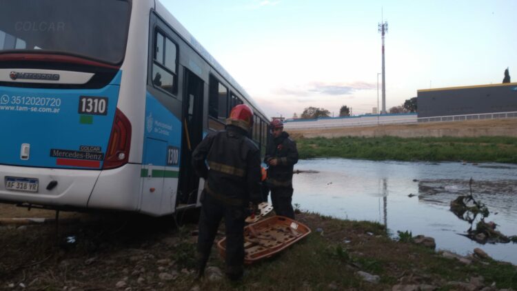 Un colectivo chocó contra un auto en Constanera Norte y terminó sobre el cauce del río Suquía