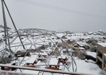 Cortan nuevamente el camino de las Altas Cumbres por la nieve y la niebla